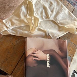 Skims essential body suit xs